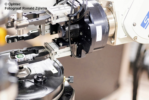 De productie van de lenzen gebeurt met een mix van robots en mensen