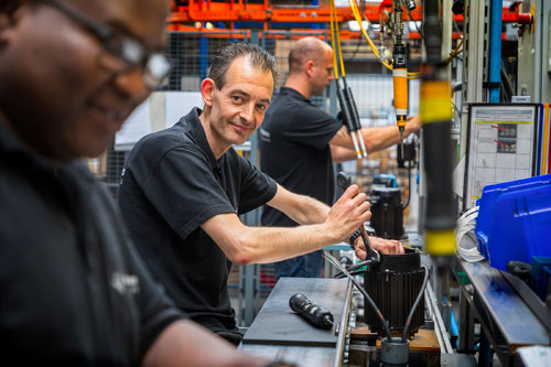 De realisatie van Lean Flow omvat het op elkaar afstemmen van gerobotiseerde en handmatige productiestappen
